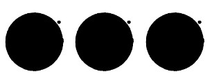 Groupe de trois cercles de couleur, de même dimension et alignés à l’horizontal. Chaque cercle est assorti d’un petit astérisque près du sommet droit pour indiquer que les cercles doivent être orange vif sur un fond blanc.